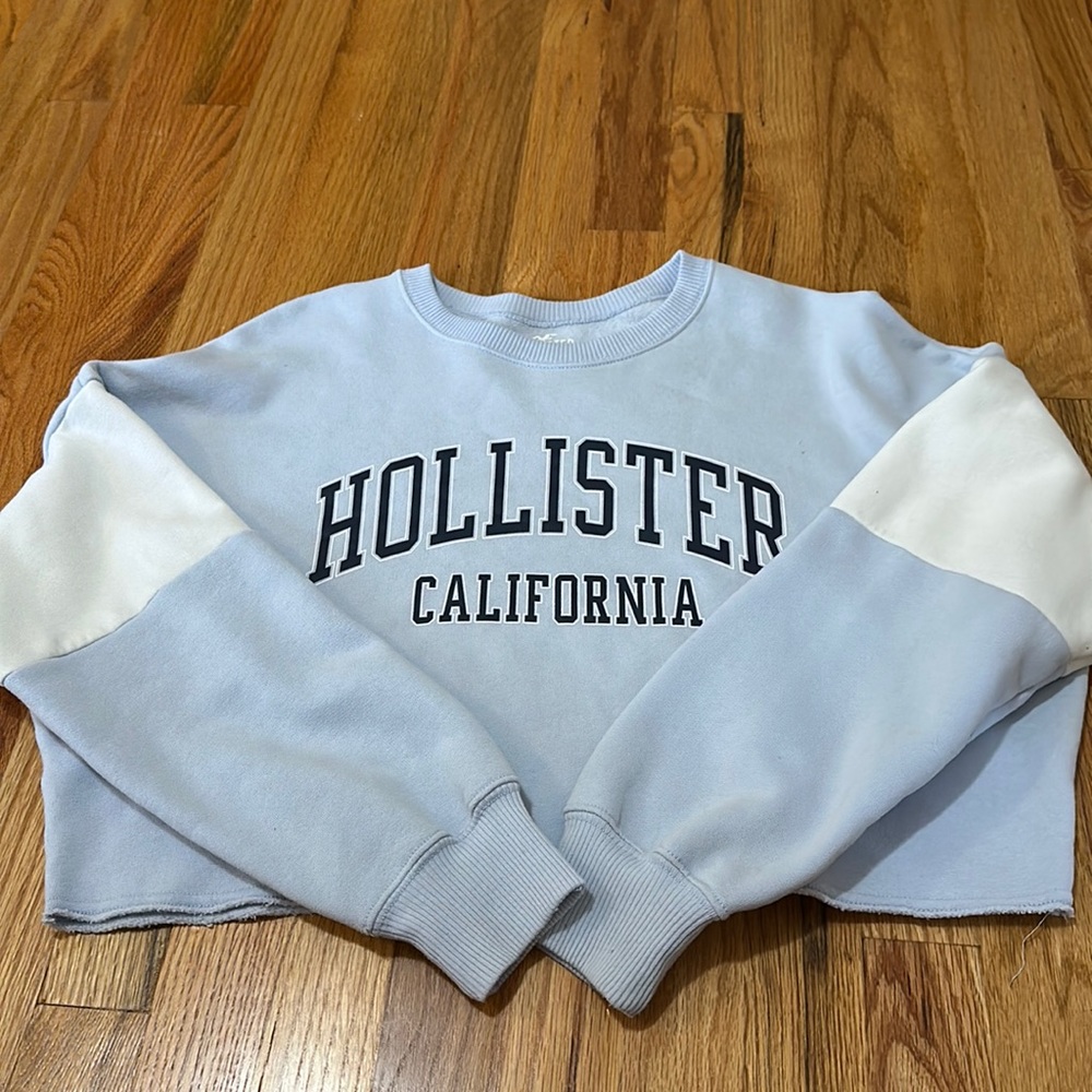 Light blue Hollister cropped crew neck